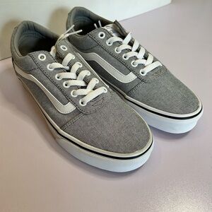 Vans NIB Women’s summer canvas lace up skate shoes size 8.5 W